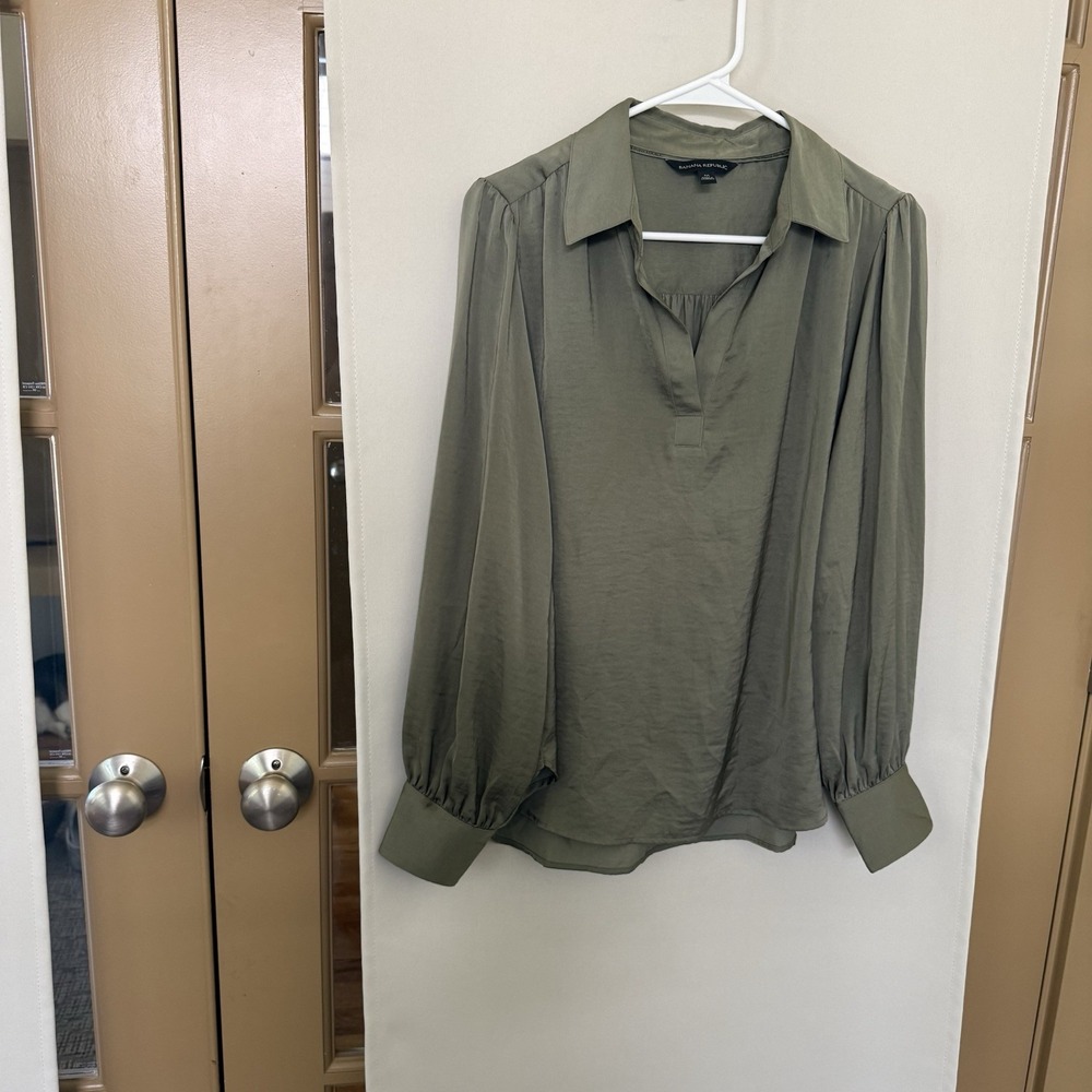 Banana Republic Womens Medium Green V-Neck Collared Long Sleeve Blouse Top